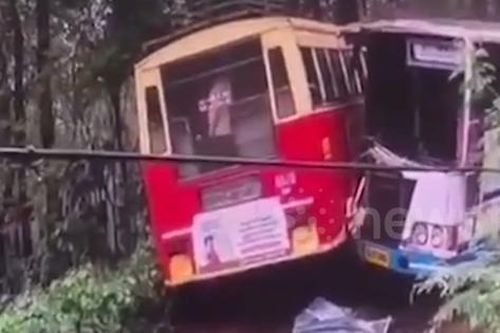 Hai xe buýt đâm nhau trực diện khiến 34 người bị thương
