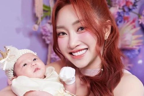 Sinh ra đã 'ngậm thìa vàng': 'Thế lực nhí' của Vbiz 3 tháng tuổi đã được 'dát' toàn đồ hiệu