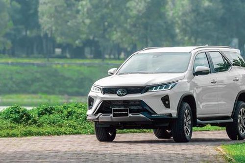 Toyota Fortuner thêm phiên bản, xe máy xăng rẻ hơn trước