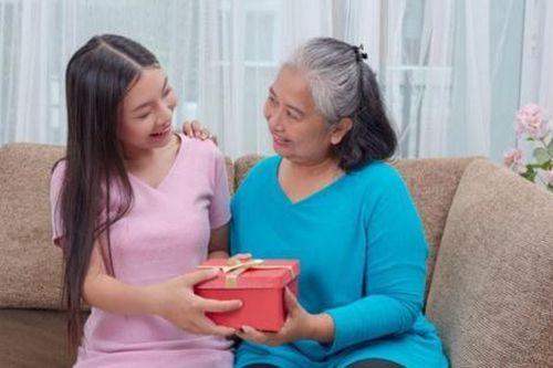 5 món quà thời trang vừa thiết thực vừa đẹp tặng mẹ dịp Giáng sinh