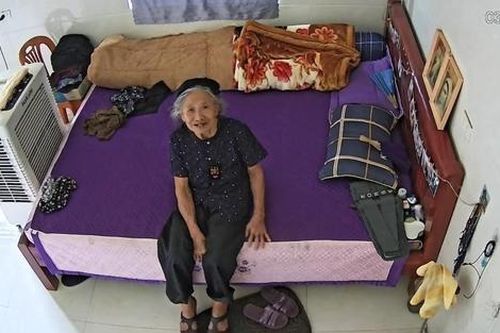 Lắp camera trong phòng bà, cô cháu gái không dám xem nhiều vì lý do đặc biệt