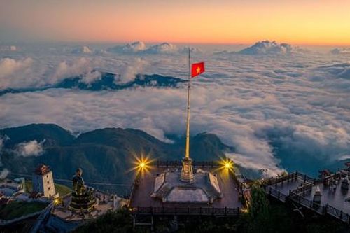 Thưởng ngoạn ngàn mây trên 'Nóc nhà Đông Dương'