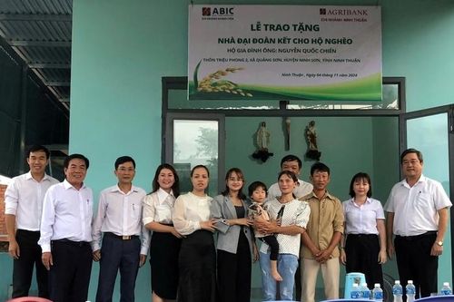Agribank Chi nhánh tỉnh Ninh Thuận và ABIC Chi nhánh Khánh Hòa trao nhà đại đoàn kết cho hộ nghèo