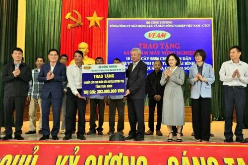 Nông dân Quỳnh Phụ (Thái Bình) vui mừng đón nhận máy cày do VEAM trao tặng