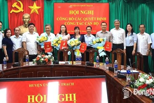Huyện Nhơn Trạch trao 4 quyết định điều động, bổ nhiệm cán bộ