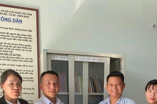 Bàn giao tủ sách cho 2 xã của huyện Chư Prông