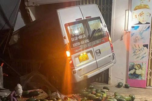 Pleiku: Ô tô khách mất lái tông vào nhà dân