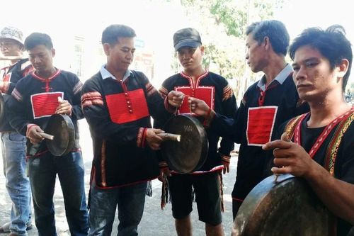 Ksor Thu tích cực truyền dạy cồng chiêng cho thế hệ trẻ