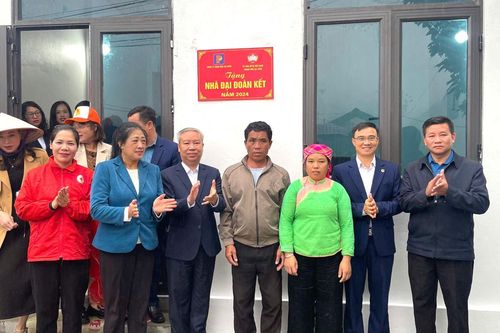Trao nhà đại đoàn kết cho các hộ cận nghèo năm 2024