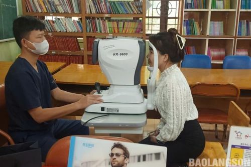 Gần 200 giáo viên, học sinh tại huyện Văn Quan được đo, khám mắt miễn phí