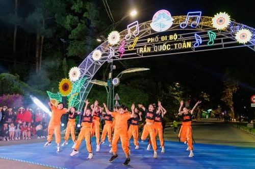 Tuổi trẻ náo nức vào hội