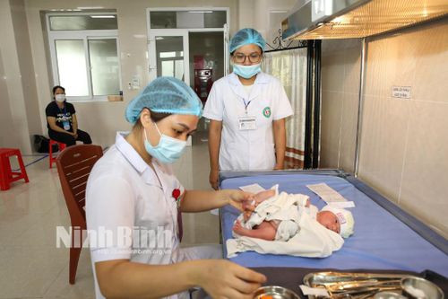 Thực hiện sàng lọc sơ sinh tại Bệnh viện Sản Nhi Ninh Bình
