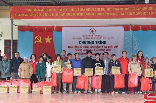 Hội Chữ thập đỏ các tỉnh miền núi biên giới phía Bắc tặng quà, tặng bò tại xã Chiềng Khừa