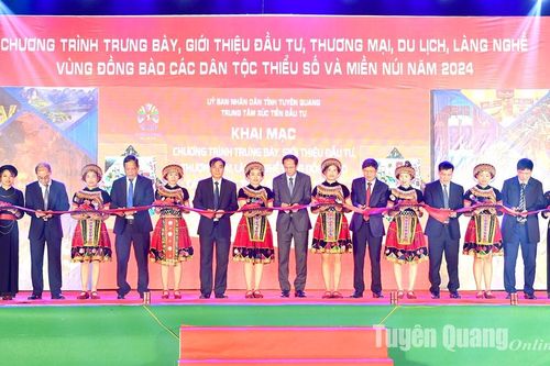 Khai mạc Chương trình trưng bày, giới thiệu đầu tư, thương mại, du lịch, làng nghề vùng đồng bào các dân tộc thiểu số và miền núi tại Sơn Dương