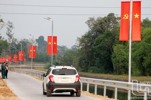 Đưa vào sử dụng công trình điện thắp sáng trên đường kênh hồ Núi Cốc