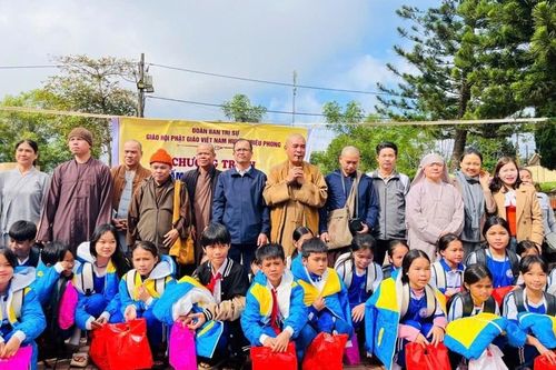 Ban Trị sự Phật giáo H.Triệu Phong (Quảng Trị) thực hiện chương trình từ thiện 'Áo ấm từ bi'
