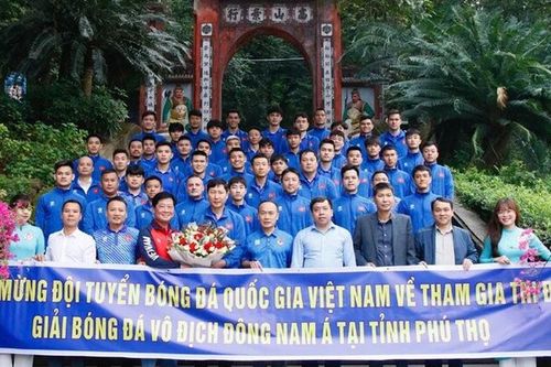Thầy trò Huấn luyện viên Kim Sang Sik dâng hương tưởng niệm các Vua Hùng