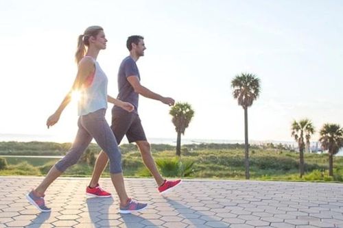 Người bệnh mắc thoát vị đĩa đệm có nên đi bộ ?