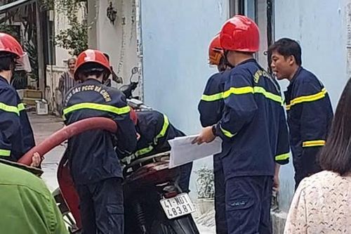 Dập tắt xe máy điện bốc cháy trên đường