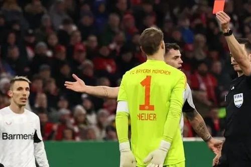 Manuel Neuer lần đầu tiên nhận thẻ đỏ trong sự nghiệp
