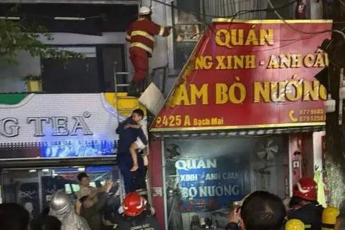 Cháy quán ăn trên phố Hồng Mai, cứu 3 người thoát nạn