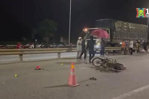 Xe máy va chạm với ô tô, 2 học sinh thương vong
