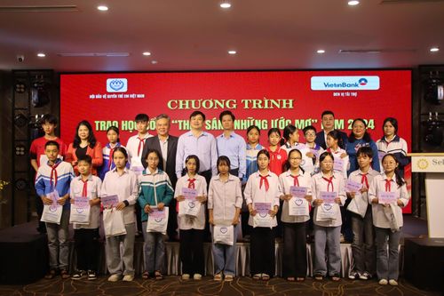 Hội Bảo vệ quyền trẻ em Việt Nam trao học bổng 'Thắp sáng những ước mơ' tại Thái Bình