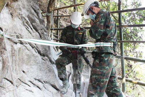 Lính công binh '3 cùng' - thắt chặt tình quân dân