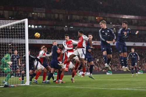 May mắn đồng hành, Arsenal đánh bại Man Utd
