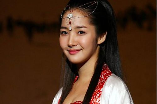 Sao Hàn 5/12: Ảnh gợi cảm của Park Min Young bị khơi lại; Jennie bị lăng mạ