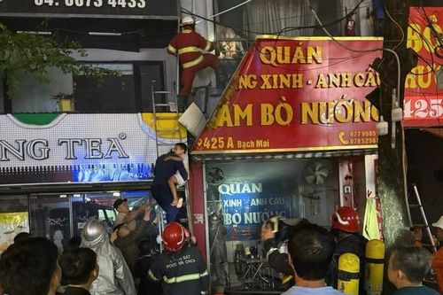 Cháy cửa hàng bánh mì ở Hà Nội, cảnh sát dùng thang cứu 3 người mắc kẹt