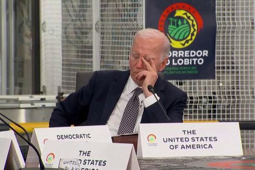 Ông Biden ngủ gật trong cuộc họp với các lãnh đạo châu Phi