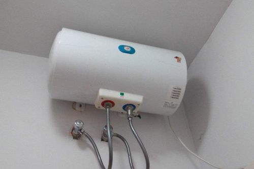 Có nên tắt bình nóng lạnh trước khi tắm?
