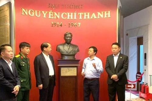 Trưởng ban Tuyên giáo Thành ủy Nguyễn Doãn Toản dâng hương tưởng nhớ Đại tướng Nguyễn Chí Thanh