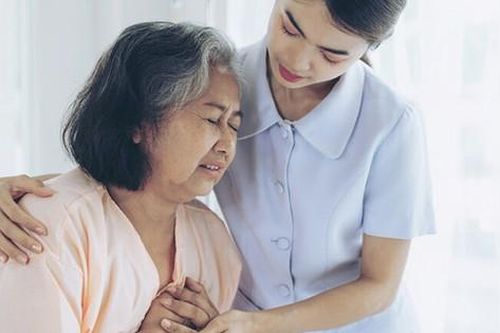 Thanh toán viện phí giúp mẹ chồng, khỏi bệnh bà nói mấy câu đau điếng