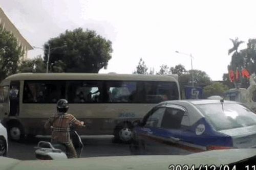 Hà Nội: Xe khách chở học sinh đột ngột băng qua đường, tài xế lao xuống đánh người khi bị nhắc nhở