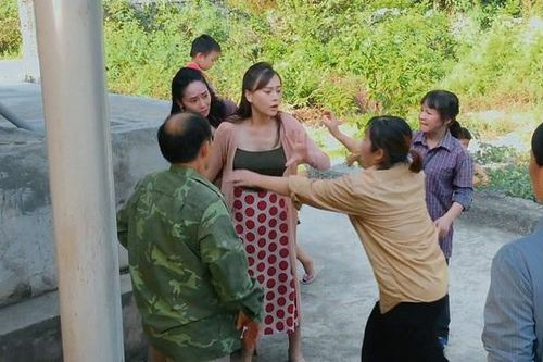 Bố mẹ đẻ lên chơi, chứng kiến hành động lạ của mẹ chồng tôi muốn ly hôn ngay