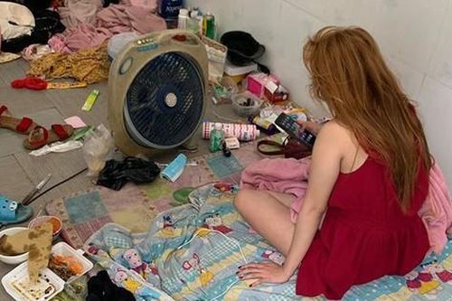 Con dâu cả tuần vứt rác 1 lần khiến nhà tôi bốc mùi nồng nặc nhưng cứ hễ nhắc nhở là bà thông gia lại bênh chằm chặp