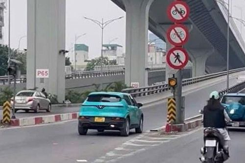 Phạt tài xế taxi đi lùi trên đường Vành đai 2