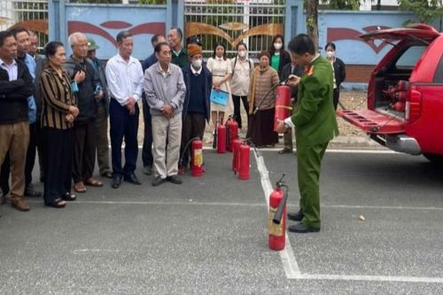 Hướng dẫn kỹ năng xử lý đám cháy cho đại diện các cơ sở thờ tự, tôn giáo