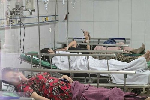 Hàng chục công nhân nhập viện cấp cứu sau bữa cơm trưa