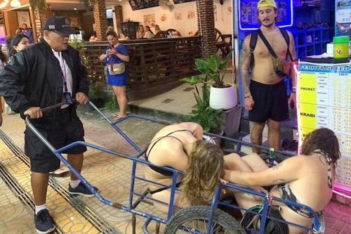Cảnh sát Thái Lan thồ du khách say xỉn về khách sạn