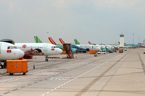 Vé máy bay Tết đắt đỏ, đi tàu rẻ hơn một nửa