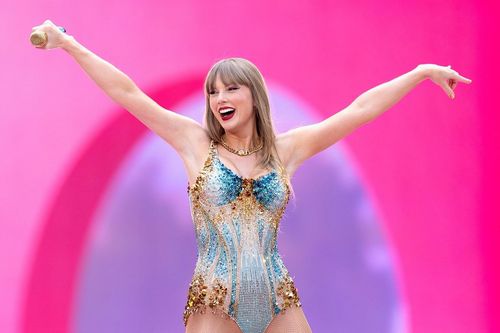 Dù mắc lỗi, sách của Taylor Swift vẫn là kỷ lục phát hành của năm
