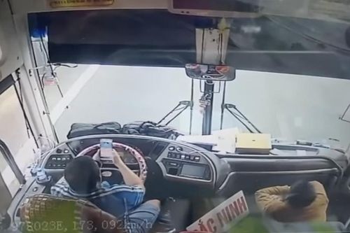 Phạt nặng tài xế lái xe bằng khuỷu tay, bấm điện thoại trên cao tốc