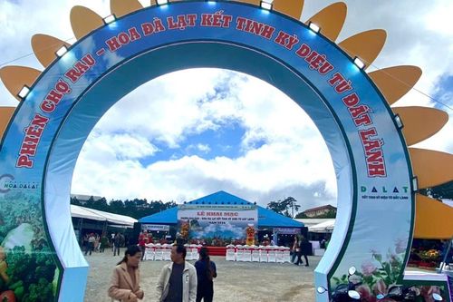 Nhiều gian hàng đặc sắc trưng bày tại Phiên chợ rau – hoa Đà Lạt