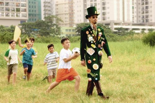 Đen 'đánh thức' sự sẻ chia yêu thương trong MV 'Triệu điều nhỏ xíu xiêu lòng'