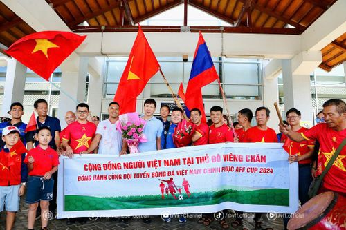 Đội tuyển Việt Nam được chào đón nồng nhiệt tại nước bạn Lào
