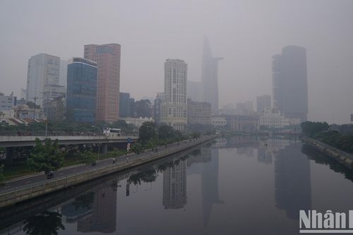 Sương trắng mù mịt, ô nhiễm do bụi mịn ở mức rất cao tại TP Hồ Chí Minh