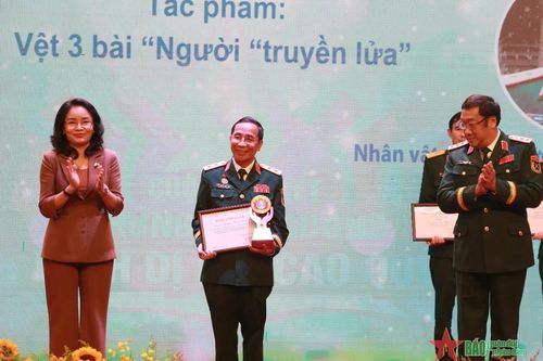 Những tấm gương bình dị mà cao quý: Trung tướng Nguyễn Thanh Tuấn - người truyền lửa